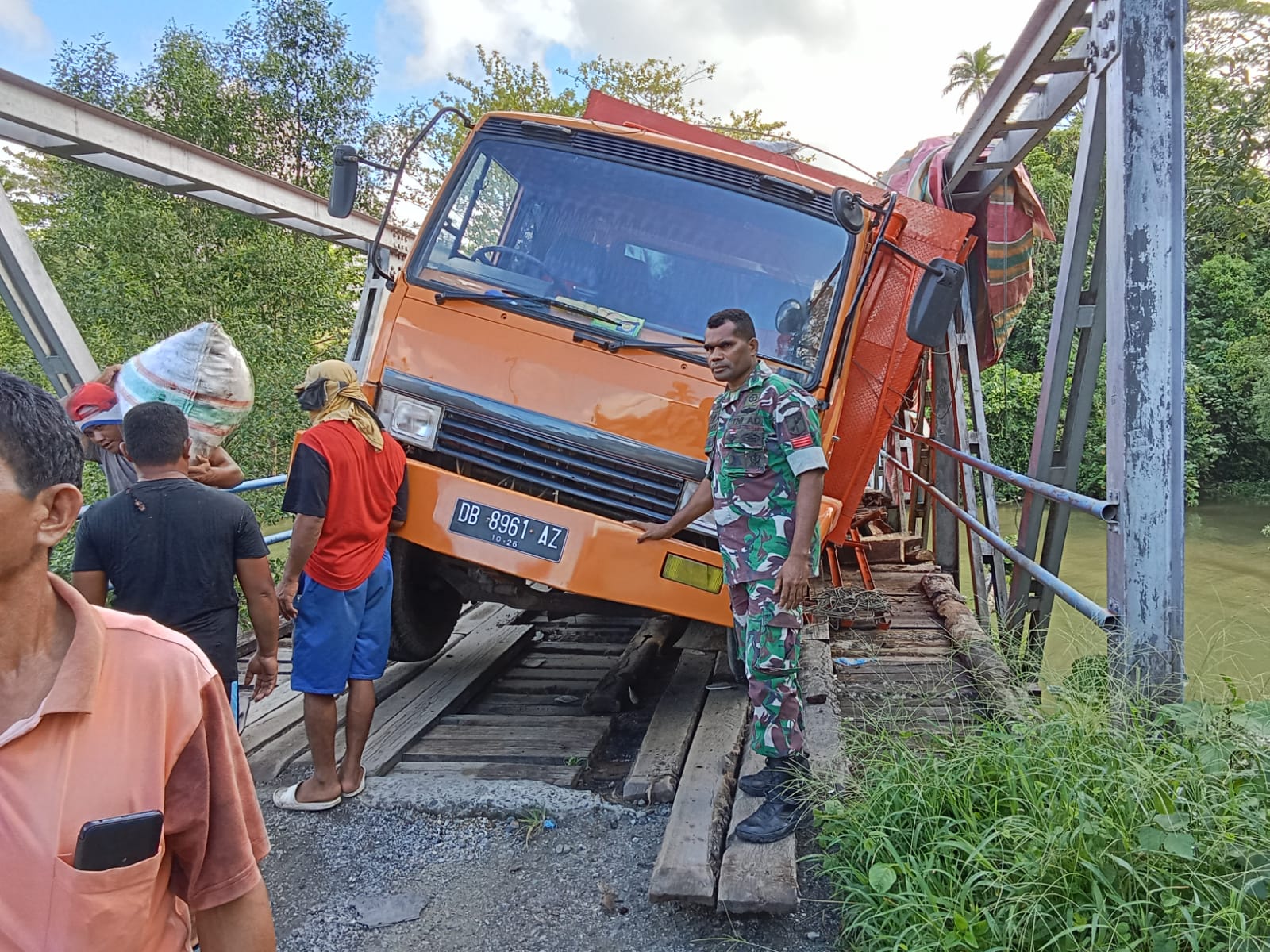 TNI-Warga Evakuasi Truk Bermuatan Kopra Terperosok di Jembatan Bailey Essang 