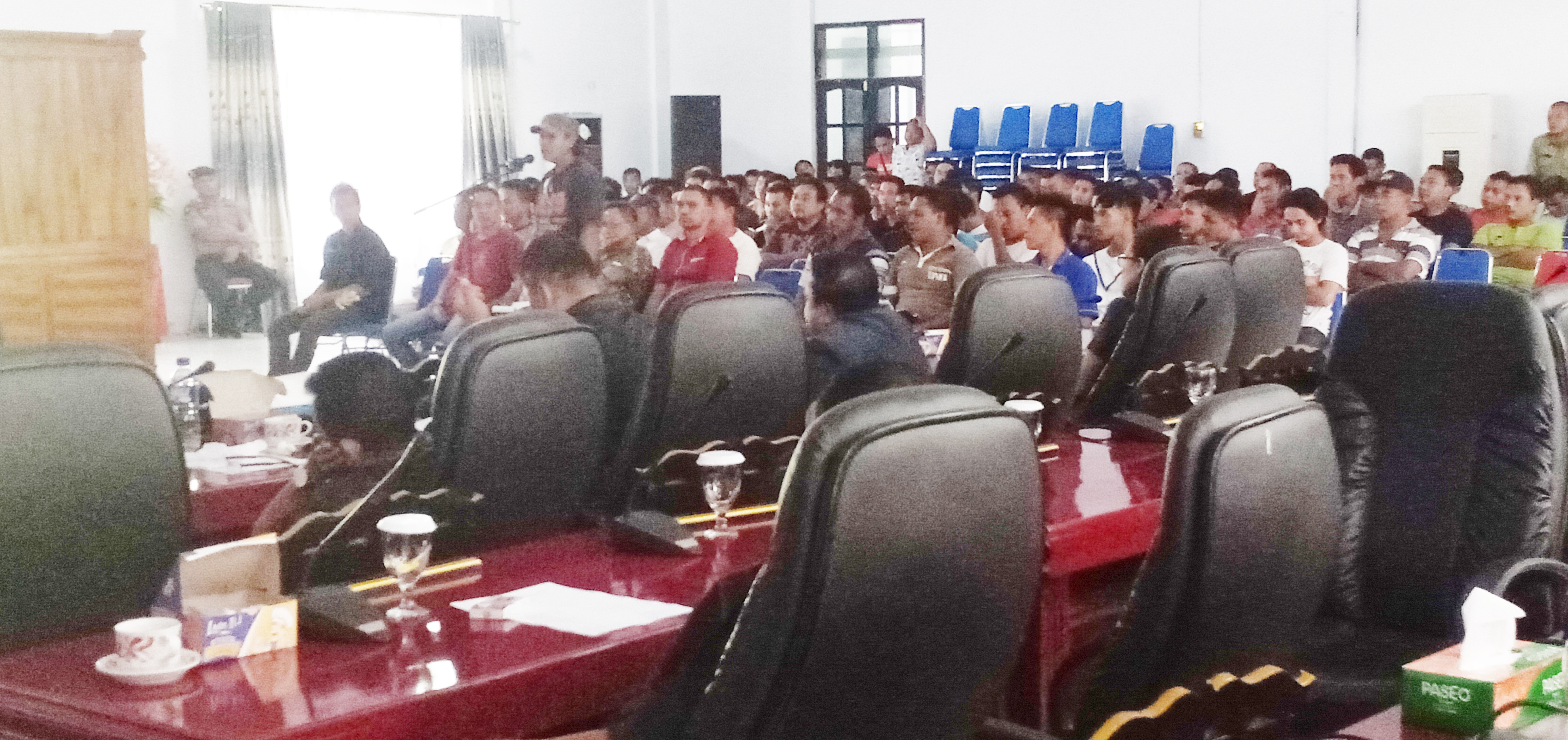 Supir Angkot Duduki Kantor DPRD Sangihe