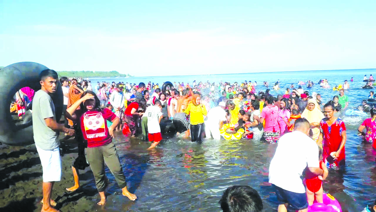 Meriahnya Tradisi Mandi Safar di Pantai Jiko