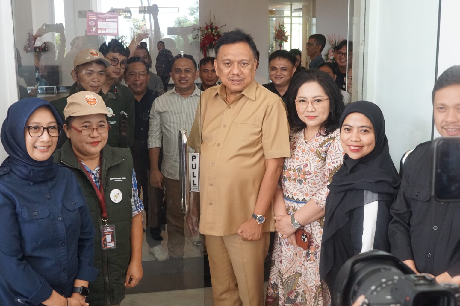 Ditemani Istri Tercinta, Olly Dondokambey Sambut Jajaran KPU dan Pantarlih Laksanakan Coklit