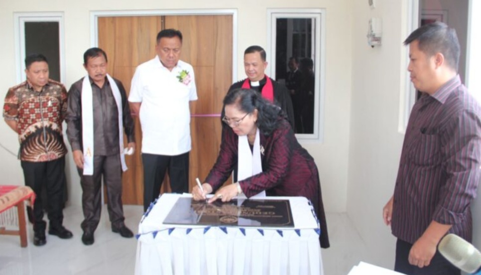 Beribadah Syukur di Gmim Getsemani Sumompo, Gubernur Olly Kembali Pamitan 