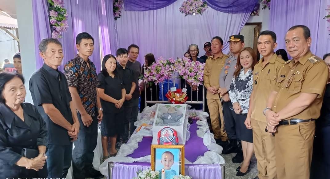 Bupati Minsel Melayat di Rumah Duka Adik Kenzi Tambun Korban Penikaman di Desa Elusan