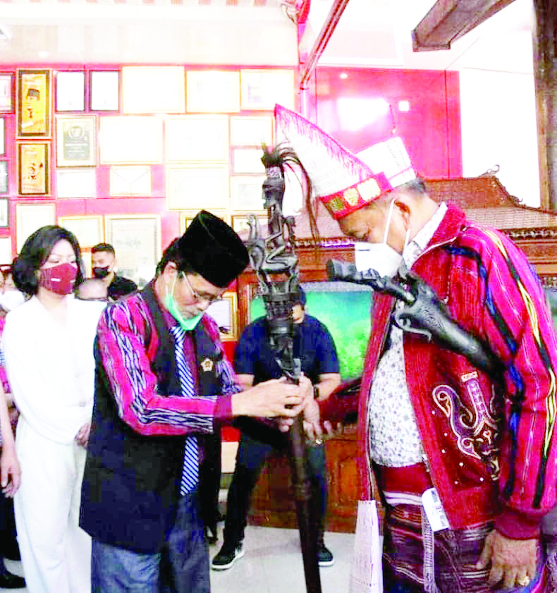 Olly Terima Gelar Adat Batak Tukkot Tunggal Panaluan