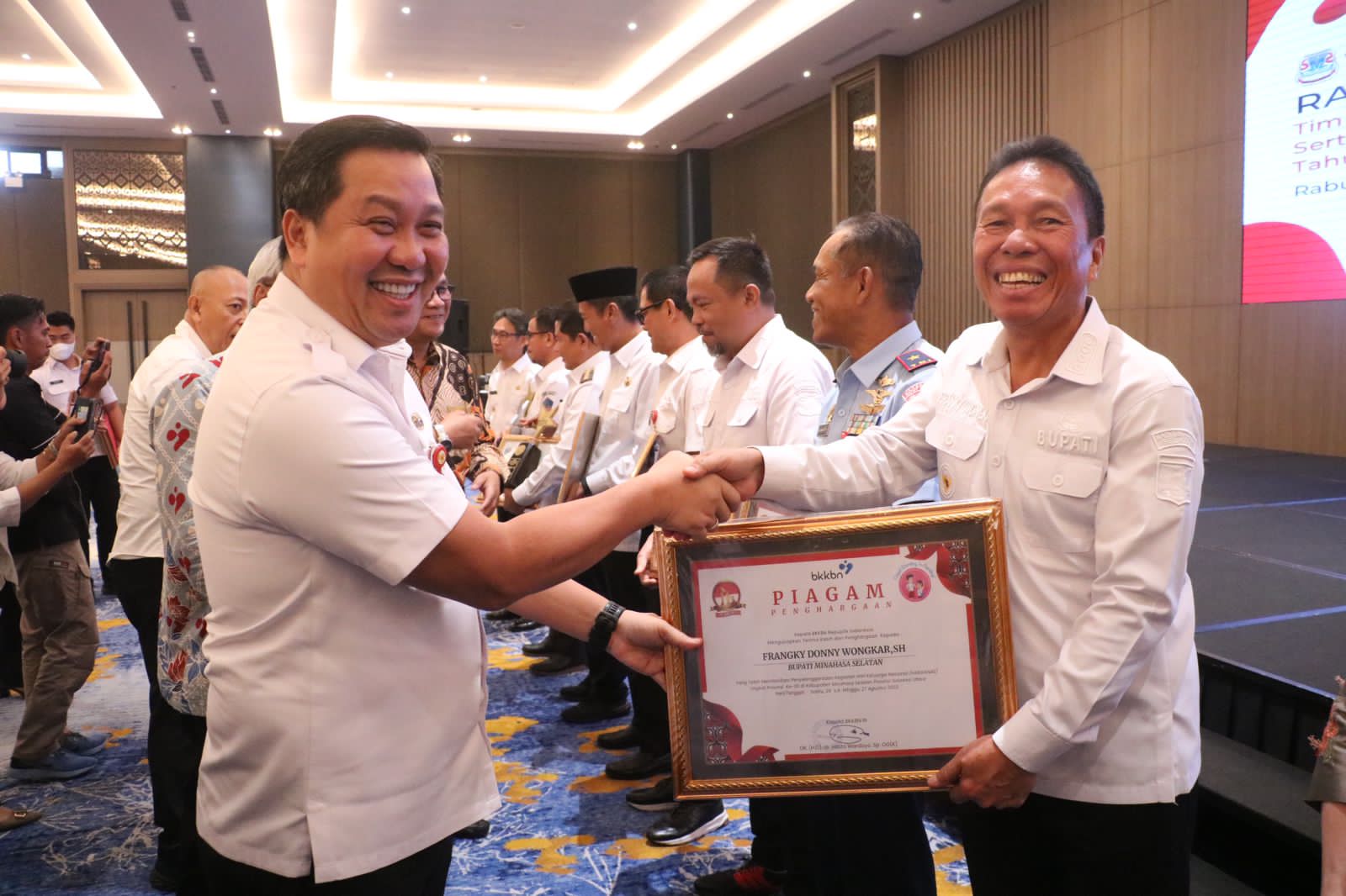 Hadiri Rakorev TPPS se-Provinsi Sulut, Bupati Minsel Terima Piagam Penghargaan Dari BKKBN-RI 
