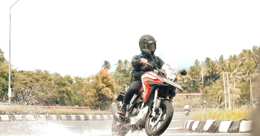 Honda Berikan Tips Menikung yang Tepat saat Berkendara