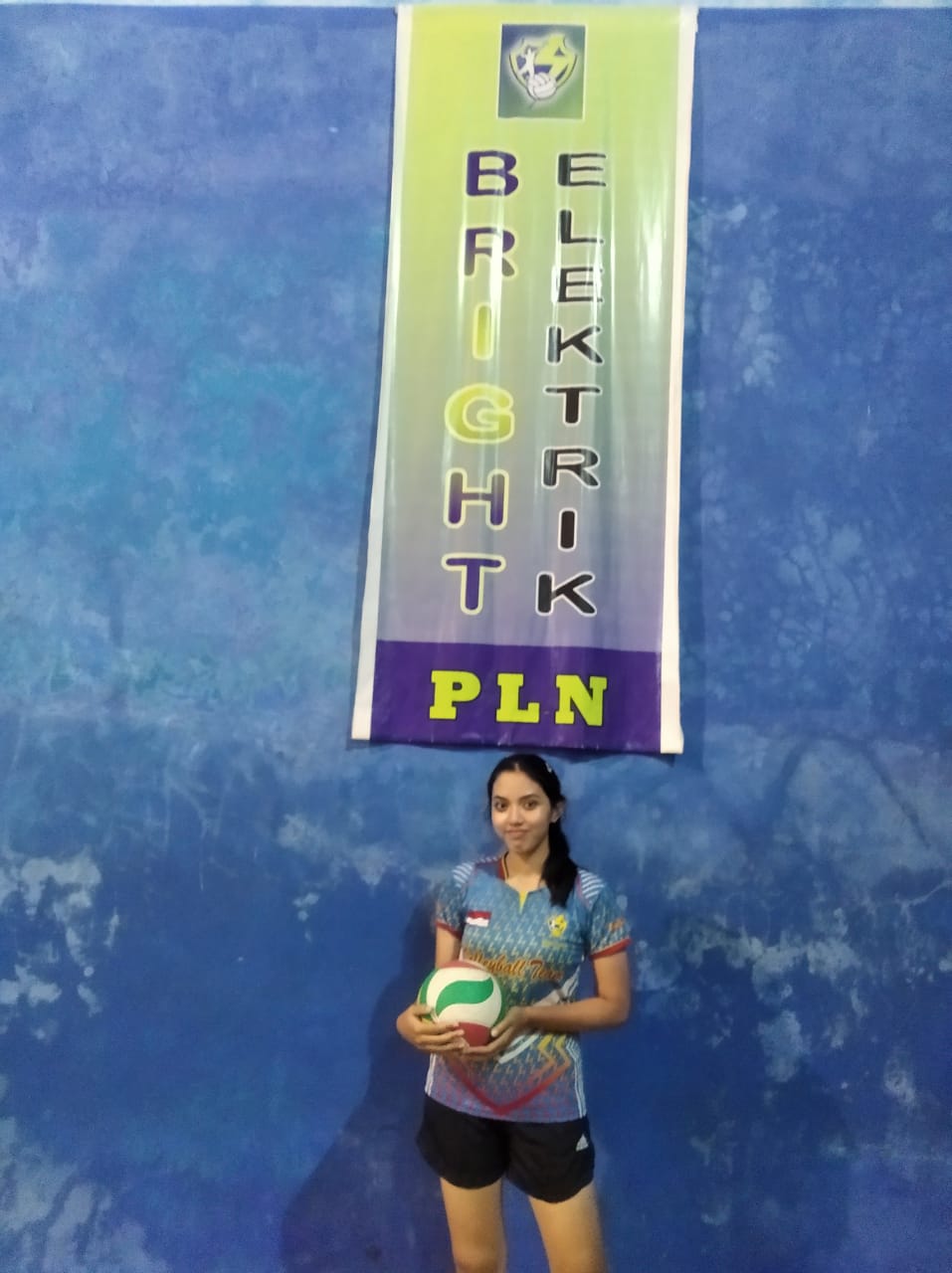 Tyas Tekun Berlatih Voli di Tengah Beribadah Puasa