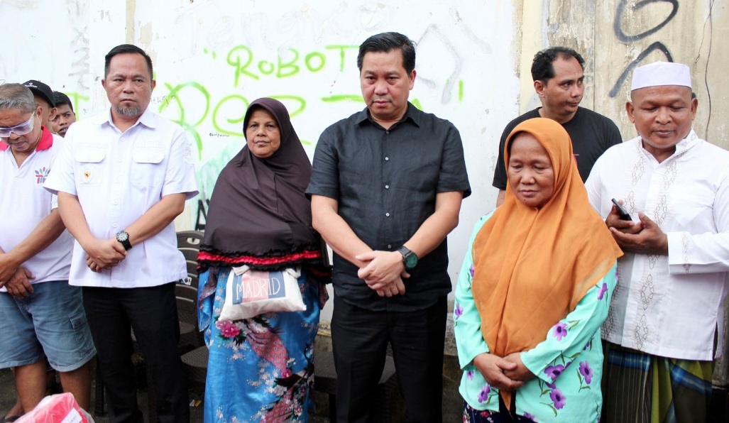 Datangi Korban Kebakaran Kampung Kodo, Wagub Kandouw Salurkan Bantuan Kemanusiaan