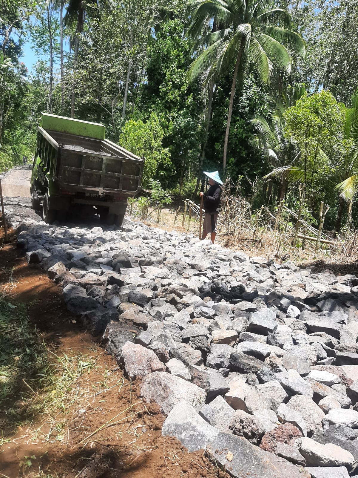 Pemdes Lemoh Uner Perbaiki Akses Jalan Perkebunan