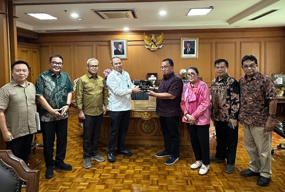 Sambangi Kantor Kemenhut RI, Bupati Robby Dondokambey Perjuangkan Infrastruktur Kawasan Hutan di Minahasa