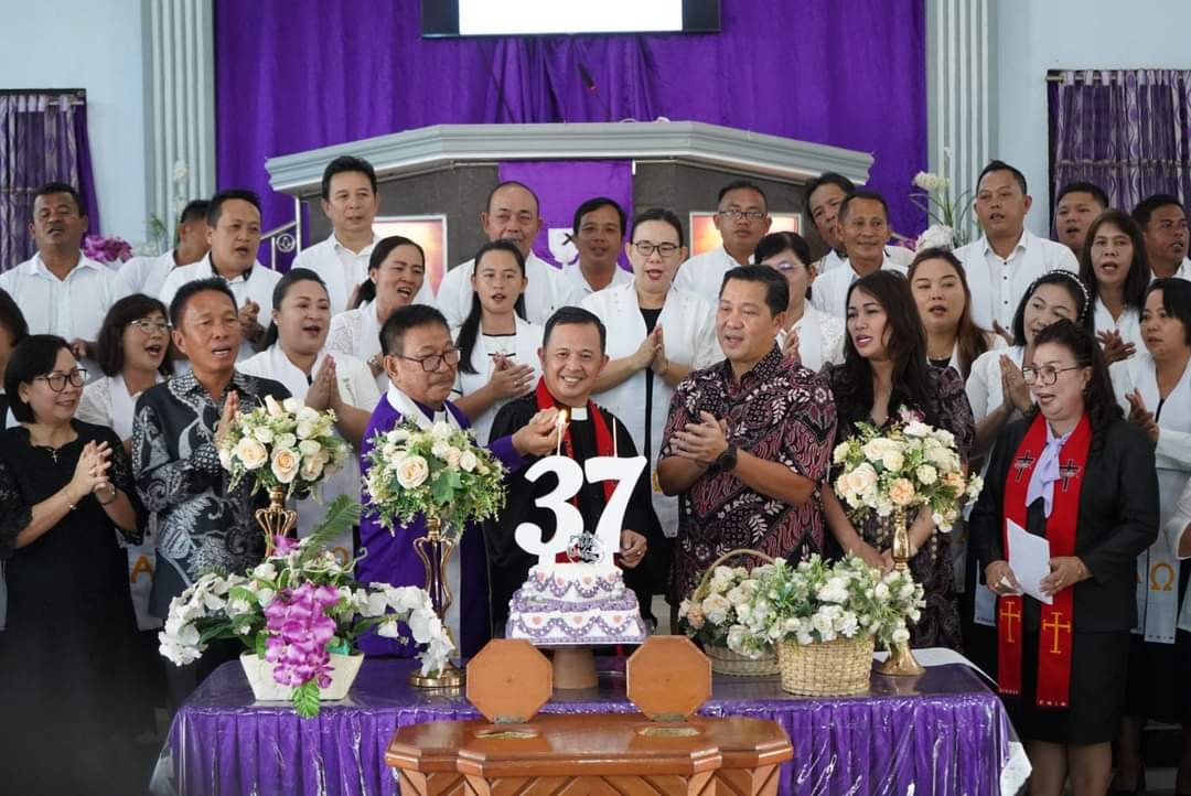 Bupati FDW Hadiri Ibadah Syukur HUT ke- 37 GMIM Eben Haezer Tumpaan Satu