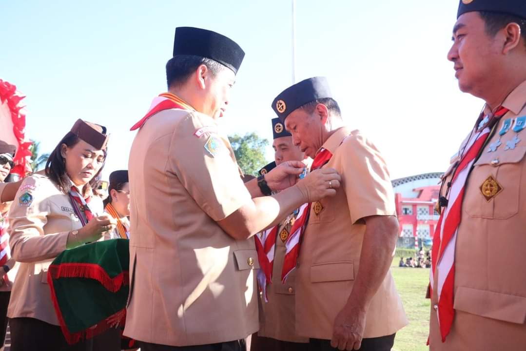 Bupati FDW Terima Tanda Penghargaan Lencana Pancawarsa IV dari Kwartir Nasional Gerakan Pramuka