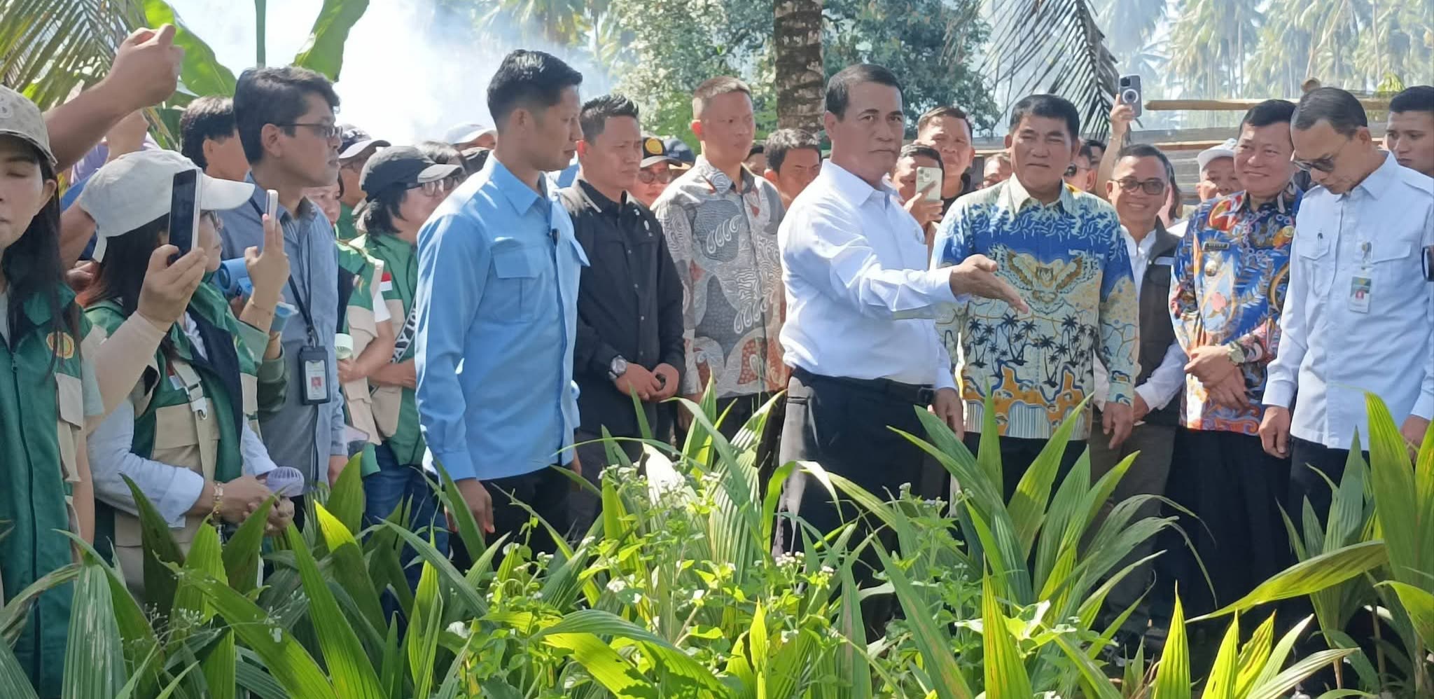 Di Bengkol, MenTan Lakukan Sidak Lahan Pembibitan Pertanian dan Gubernur Sulut Disematkan Apresiasi