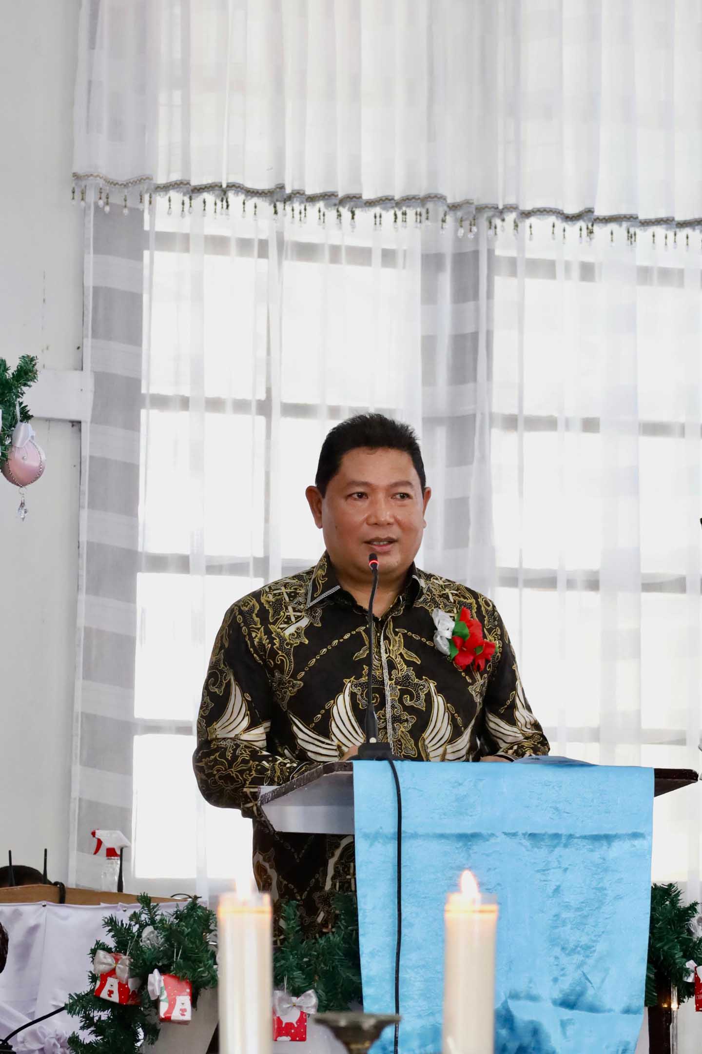 Hadiri Ibadah Syukur di Gereja Tua Galilea Watumea, Bupati Kumendong Minta Pelihara Cagar Budaya