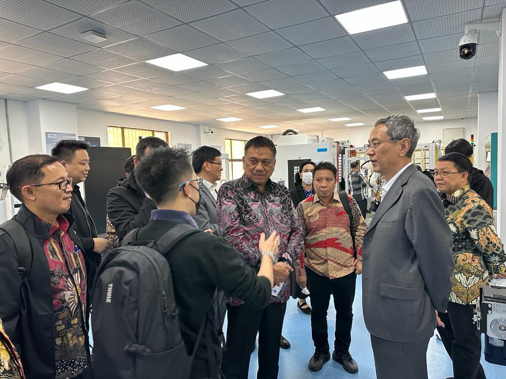 Kunjungi Wuhu Institut of Technology, Olly Disodorkan Teknologi Manufaktur Berbasis Inovasi Robotik