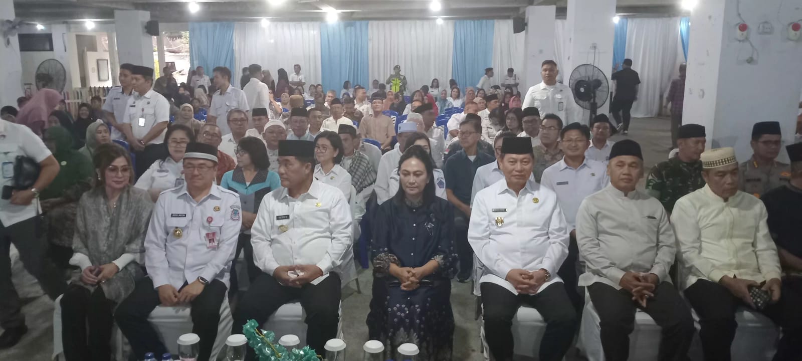 Safari Ramadhan, Gubernur Sulut Berbuka Puasa dan Serahkan Bantuan Sosial