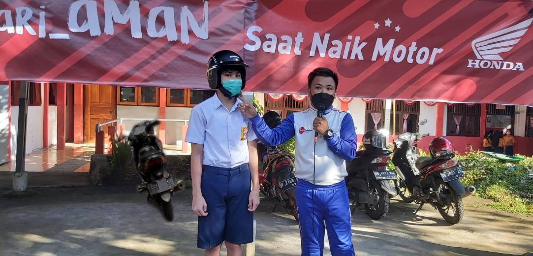 Honda Edukasi #Cari_Aman kepada Pelajar SMP N 7 Manado dan SMA N 7 Manado