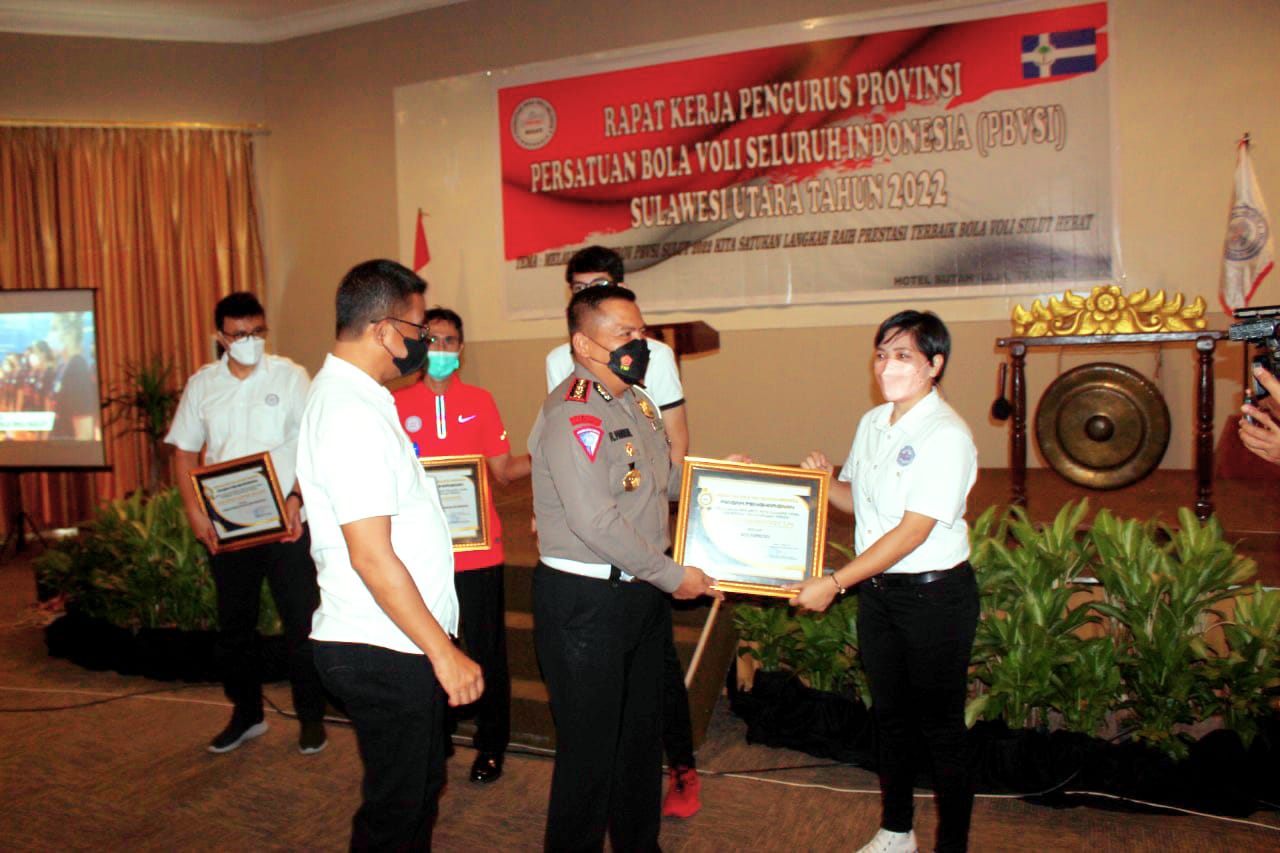 Wasit Wanita Pertama di Sulut Terima Piagam Penghargaan dari PBVSI
