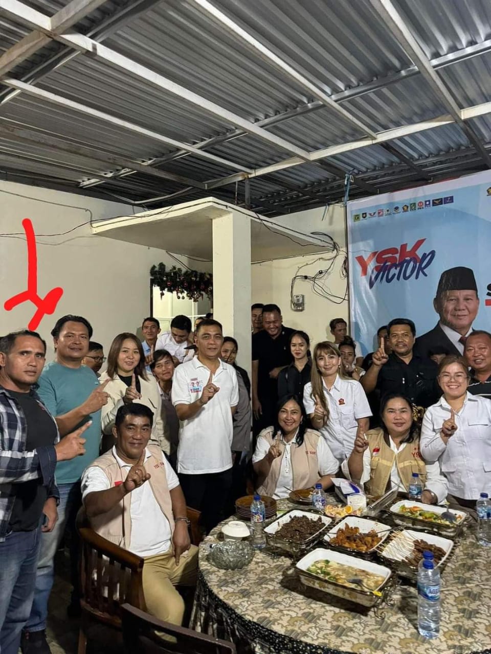 Viral Oknum Diduga Anggota Polres Minahasa Foto Bareng Salah Satu Cagub, Bawaslu Akan Telusuri