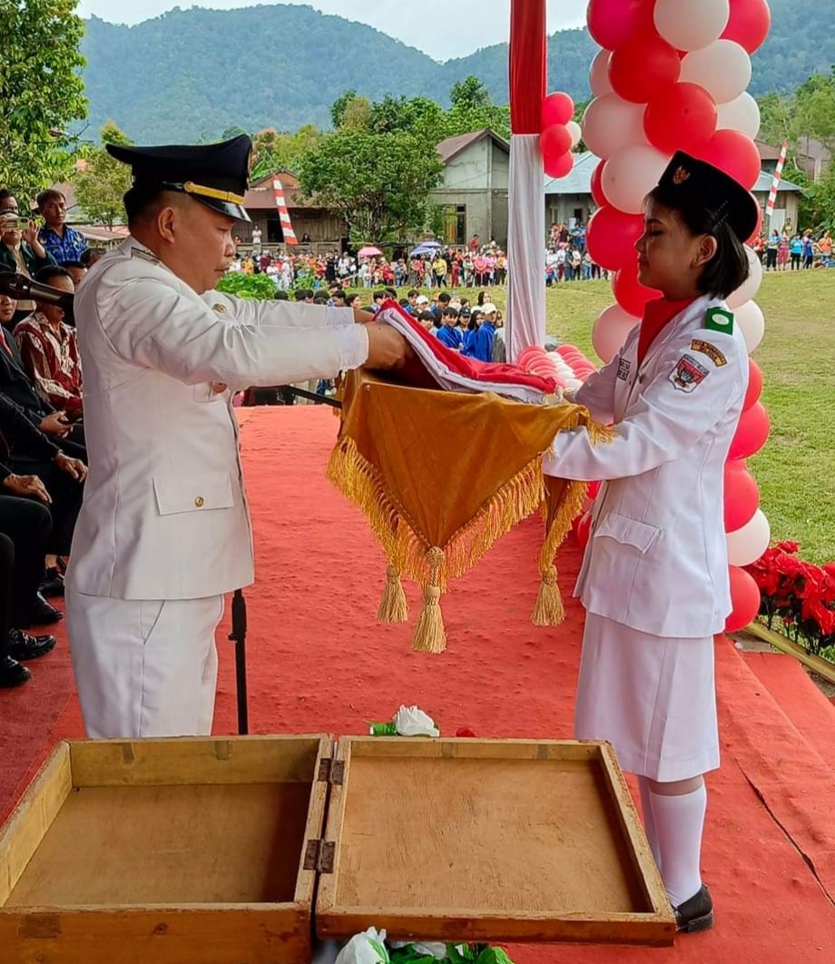 Camat Motoling Barat Pimpin Upacara Kenaikan Bendera HUT-RI Ke-79