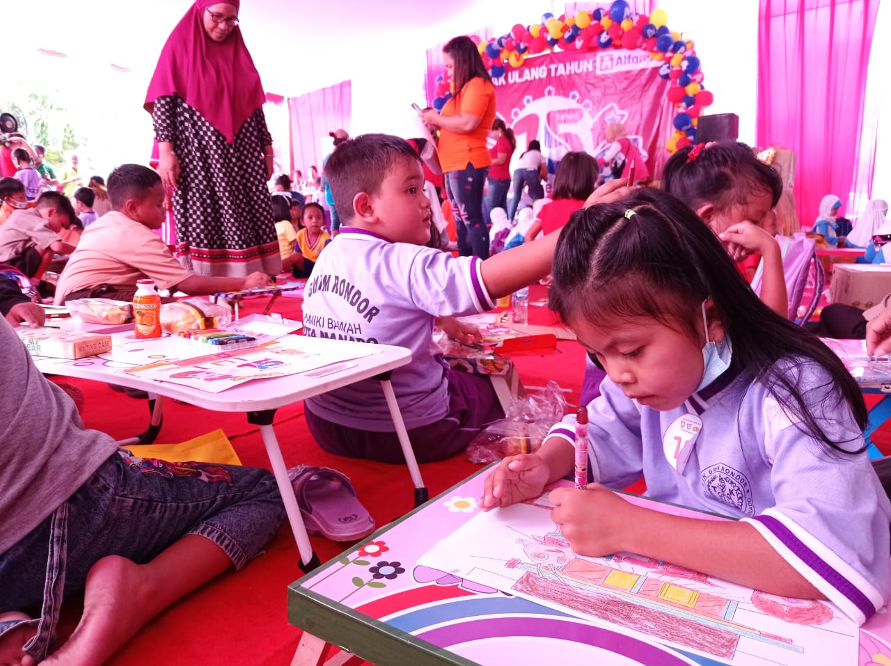 Dukung Kreativitas Anak di Manado, Alfamidi Gelar Lomba Mewarnai