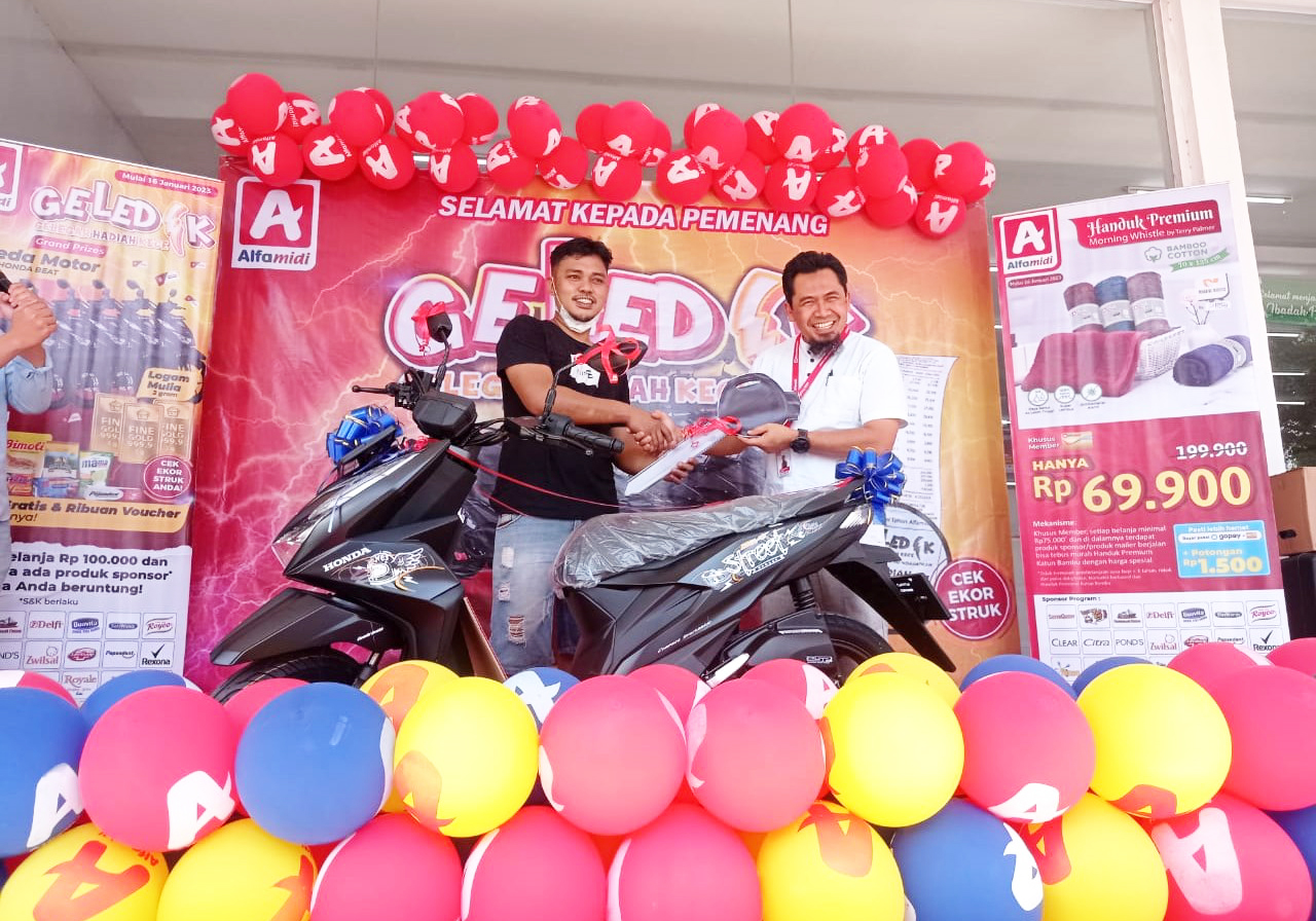 Belanja di Alfamidi, Pelanggan Asal Manado Dapat Hadiah Sepeda Motor
