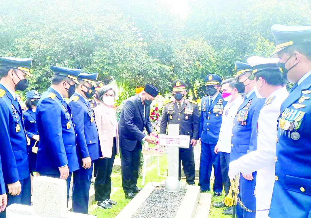 Olly Ziarah ke Makam Mantan Gubernur Sulut
