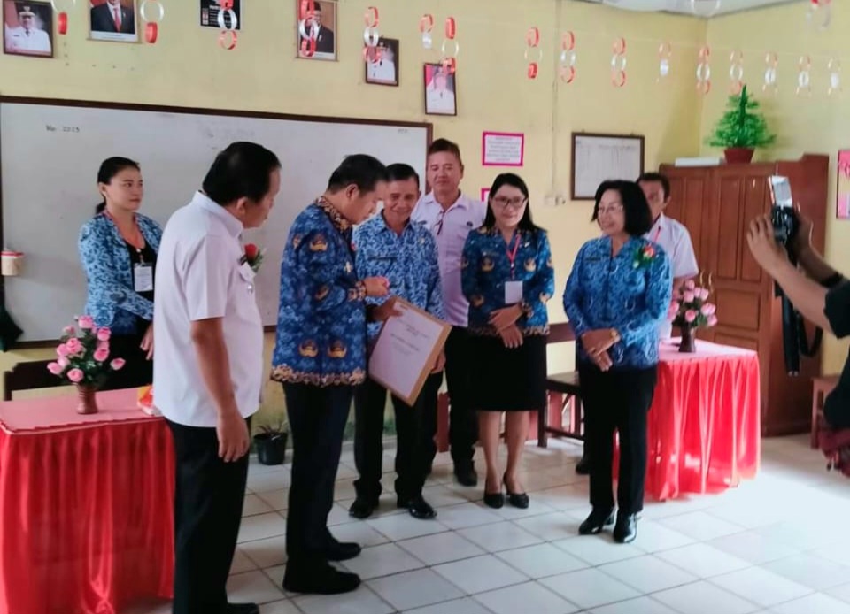 Buka Naskah UN di SD GMIM Lompad, Wabup Minsel Motivasi Peserta Ujian