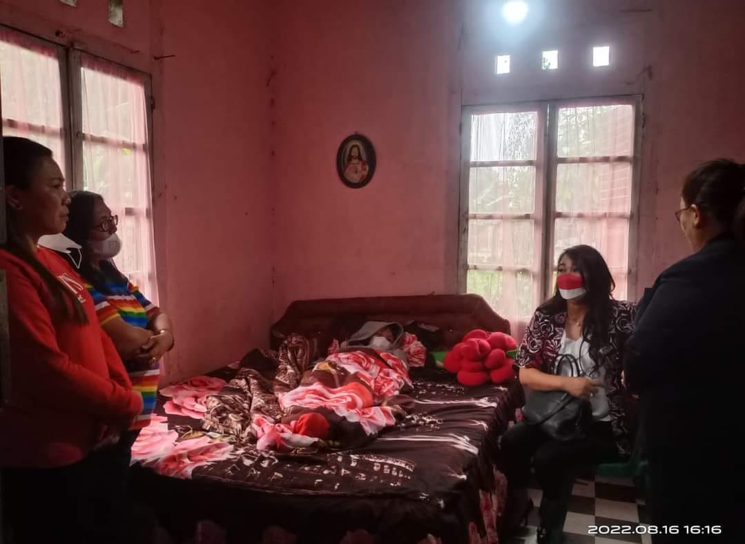 Jenguk Siswa SMP Langowan Korban Penganiayaan, Dokter Devi Beri Support