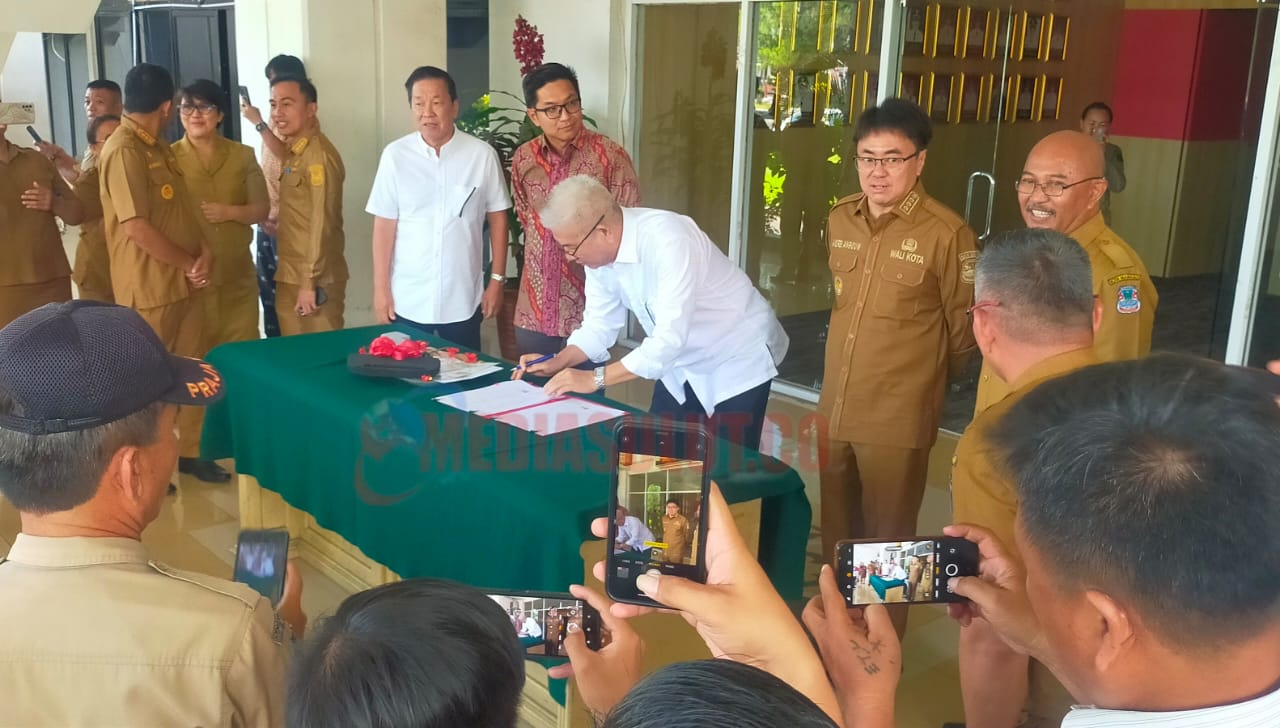 PT Bahu Cipta Pertiwi Serahkan 2 Unit Dump Truk Sampah ke Pemkot Manado
