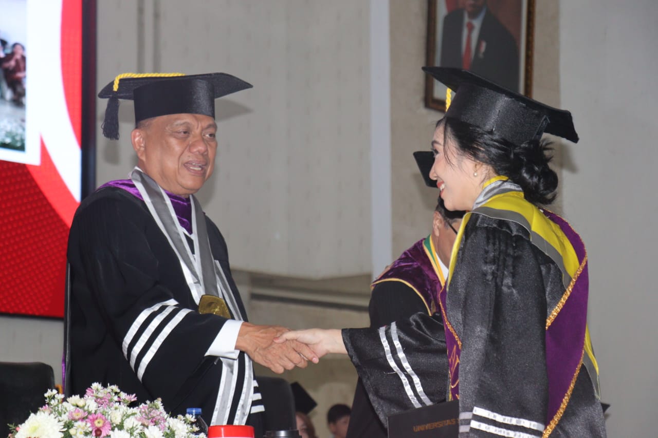 Dihadapan 954 Wisudawan Unsrat Gubernur Olly Dondokambey: Alumni Harus Saling Menopang