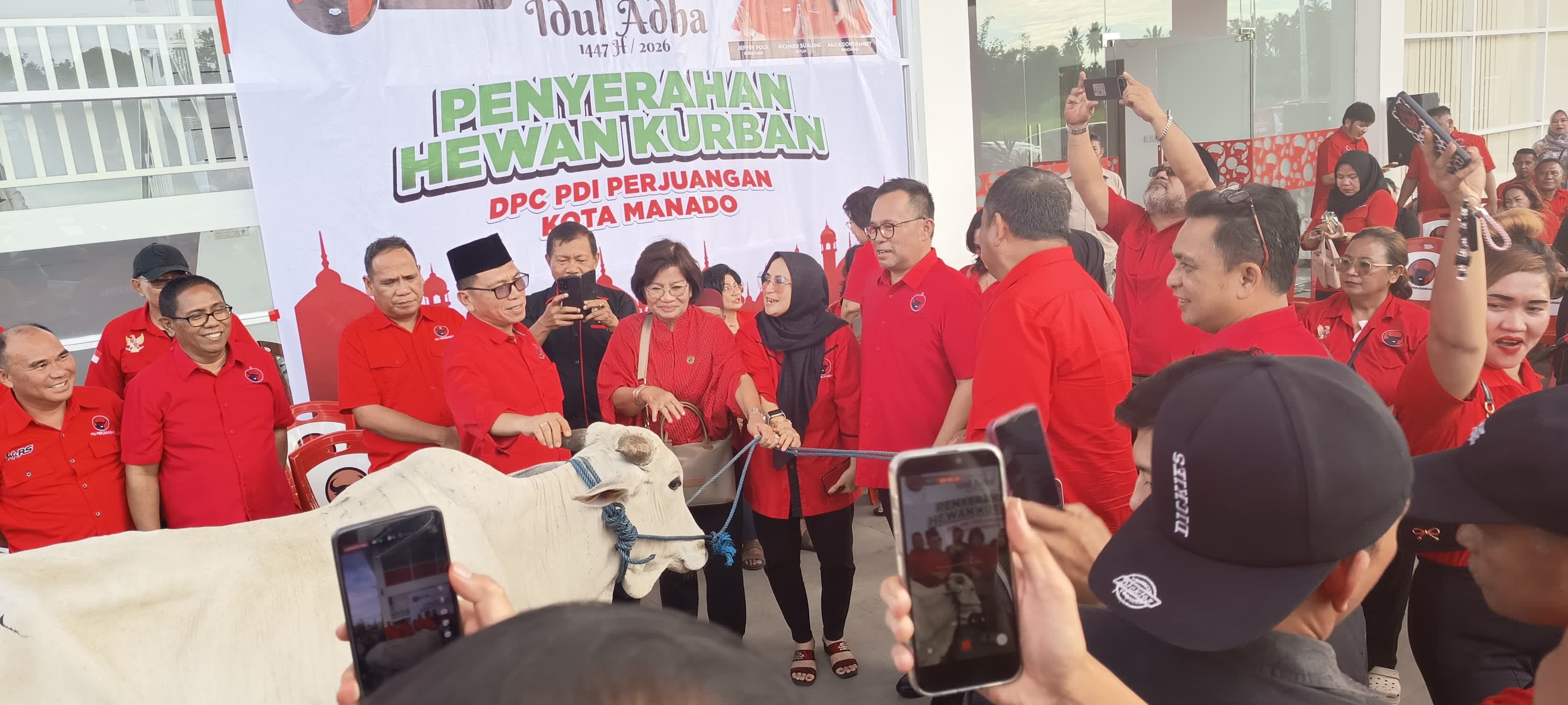 DPC PDI Perjuangan Manado Serahkan Hewan Kurban Sambut Idul Adha