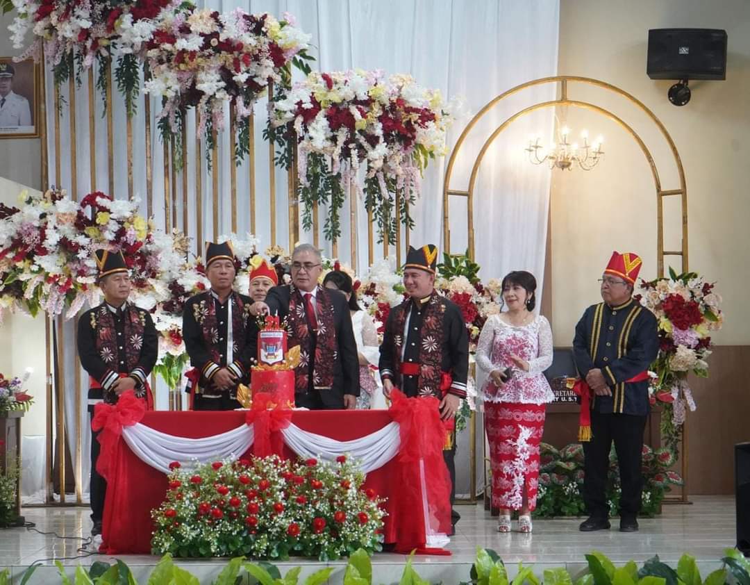 Kenakan Pakaian Adat, DPRD Minsel Gelar Paripurna Hari Jadi Kabupaten ke -21
