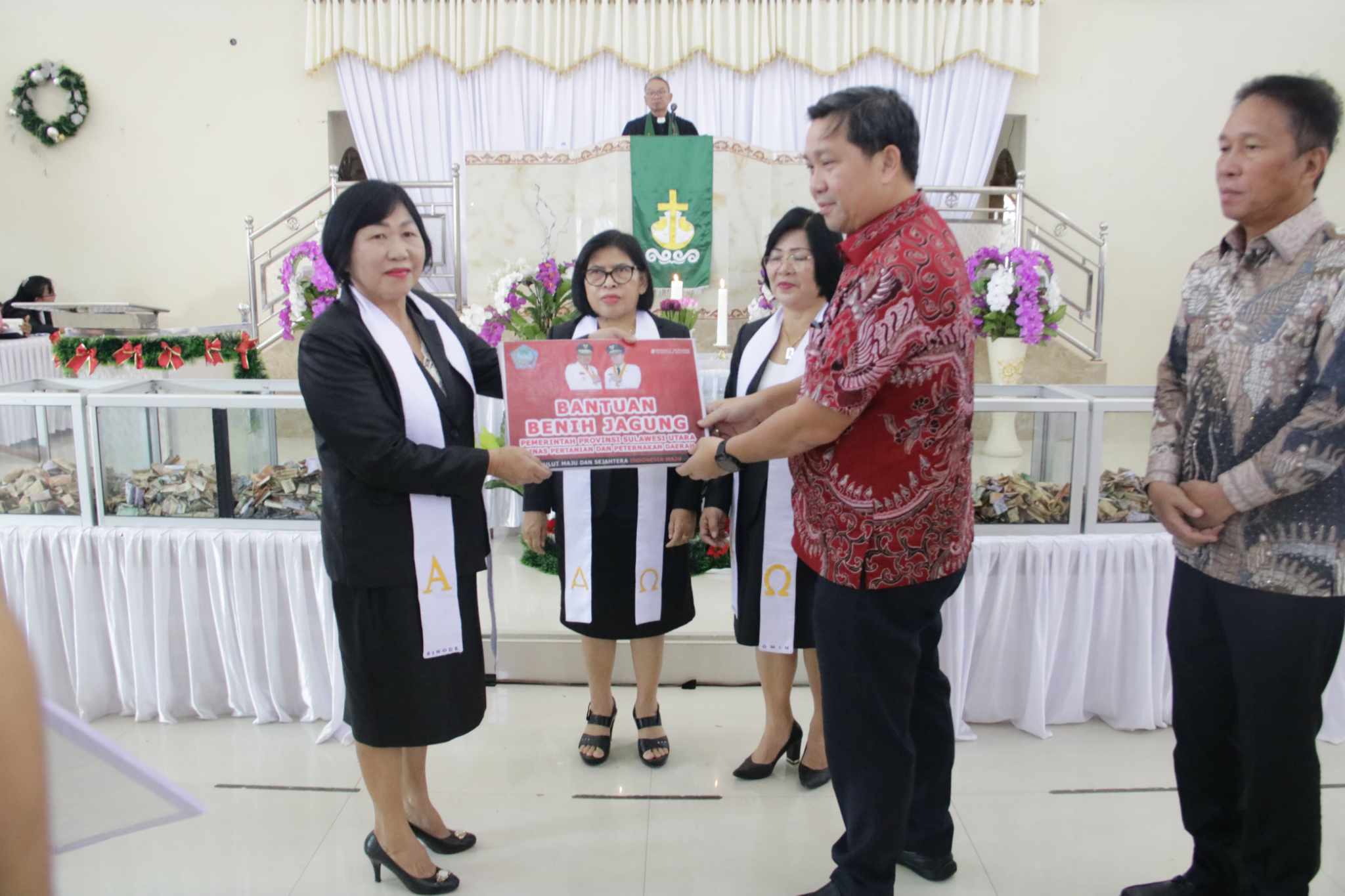 Wagub Kandouw Dorong Jemaat GMIM Exodus Kumelembuai Tanam Jagung, Lansia Terima Bantuan Mobil