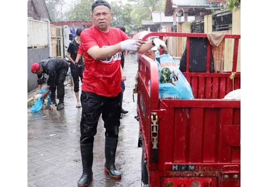 Sualang Pimpin PDIP Manado Bersihkan Lokasi Bencana