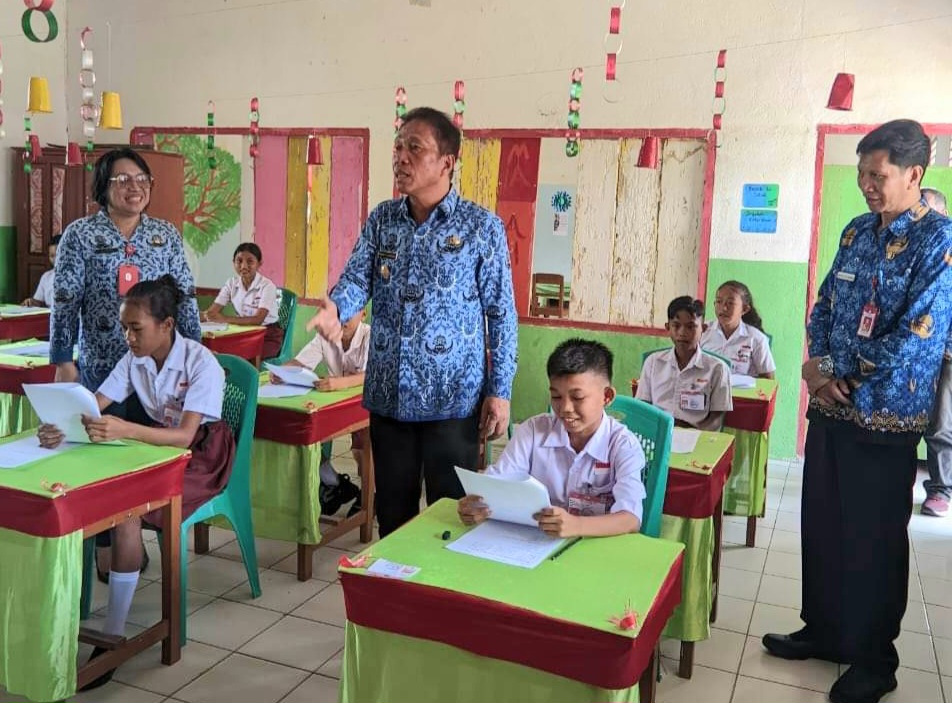 Bupati Minsel Pantau Pelaksanaan UN Tingkat SD di Tatapaan