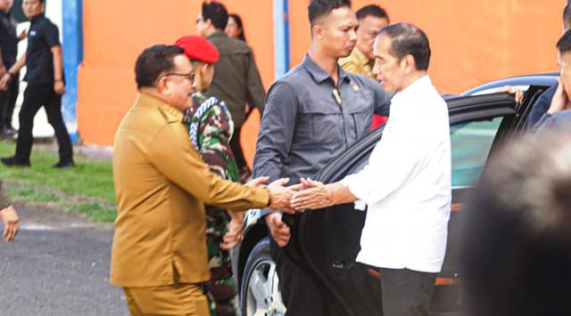 Walikota Maurits Mantiri Dampingi Presiden Jokowi Salurkan Bantuan Beras di Bitung