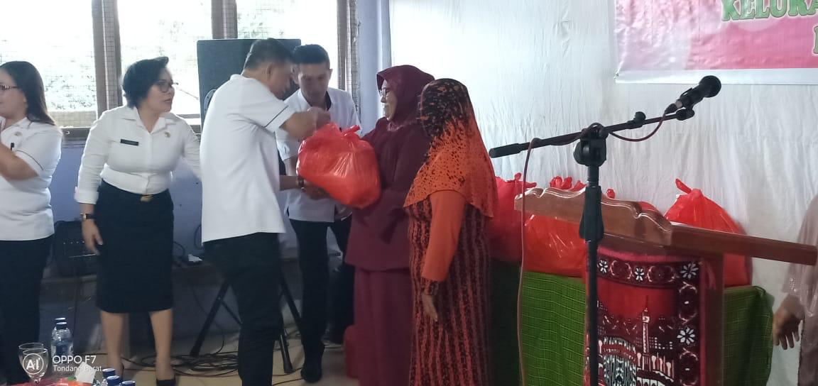 Safari Ramadhan di Masjid Al-Haq Tondano, Pemkab Berikan Bantuan Sembako