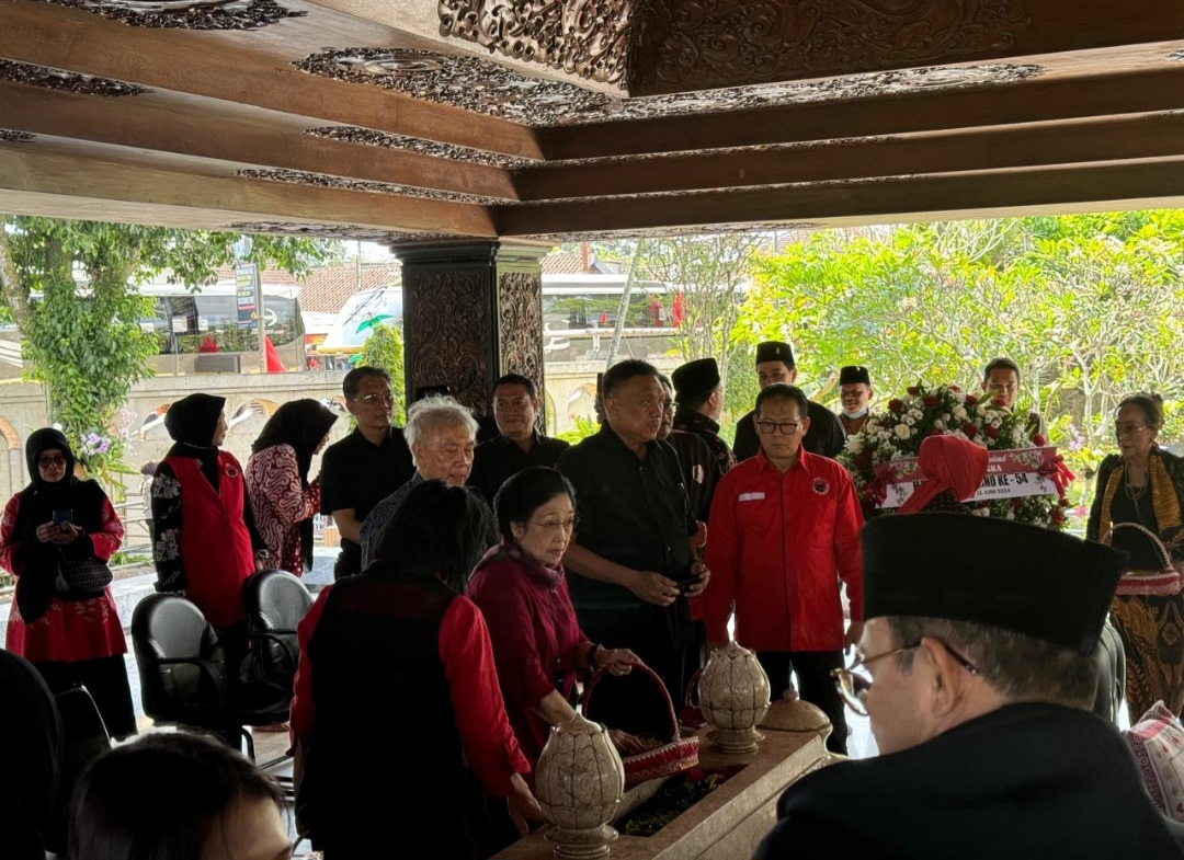 Bendum Olly Dampingi Ketum Megawati Ziarah di Makam Bung Karno