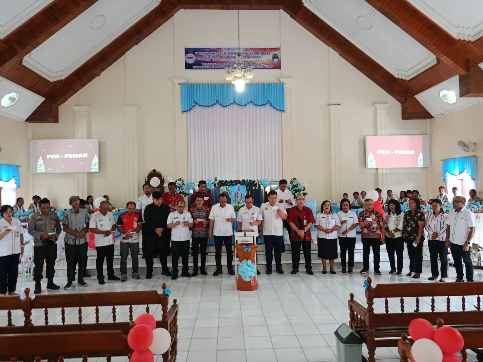 Berjarak 5 Kilometer, Wawali Richard Sualang Pimpin Safari Natal Pemkot di Manado Tua