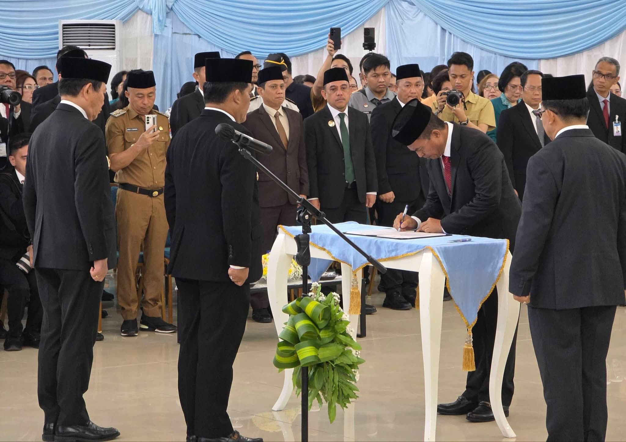 Gubernur Yulius Lantik Tahlis Galang Sekda Definitif Pemprov Sulut