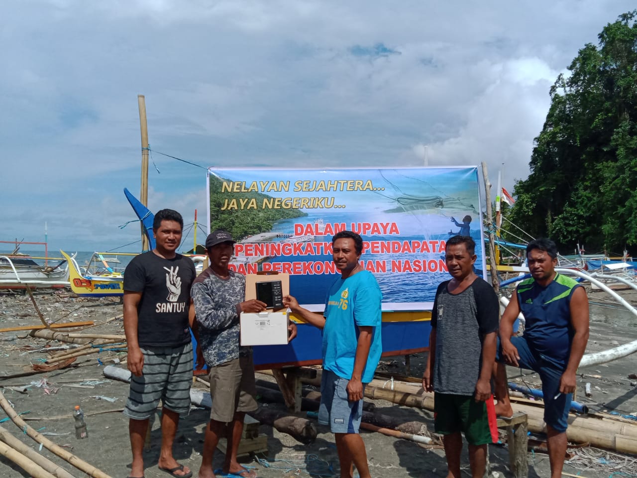 Nelayan Denpada Kampung Petta Dihadiahi Garmin Fishfinder dan Styrofoam Box
