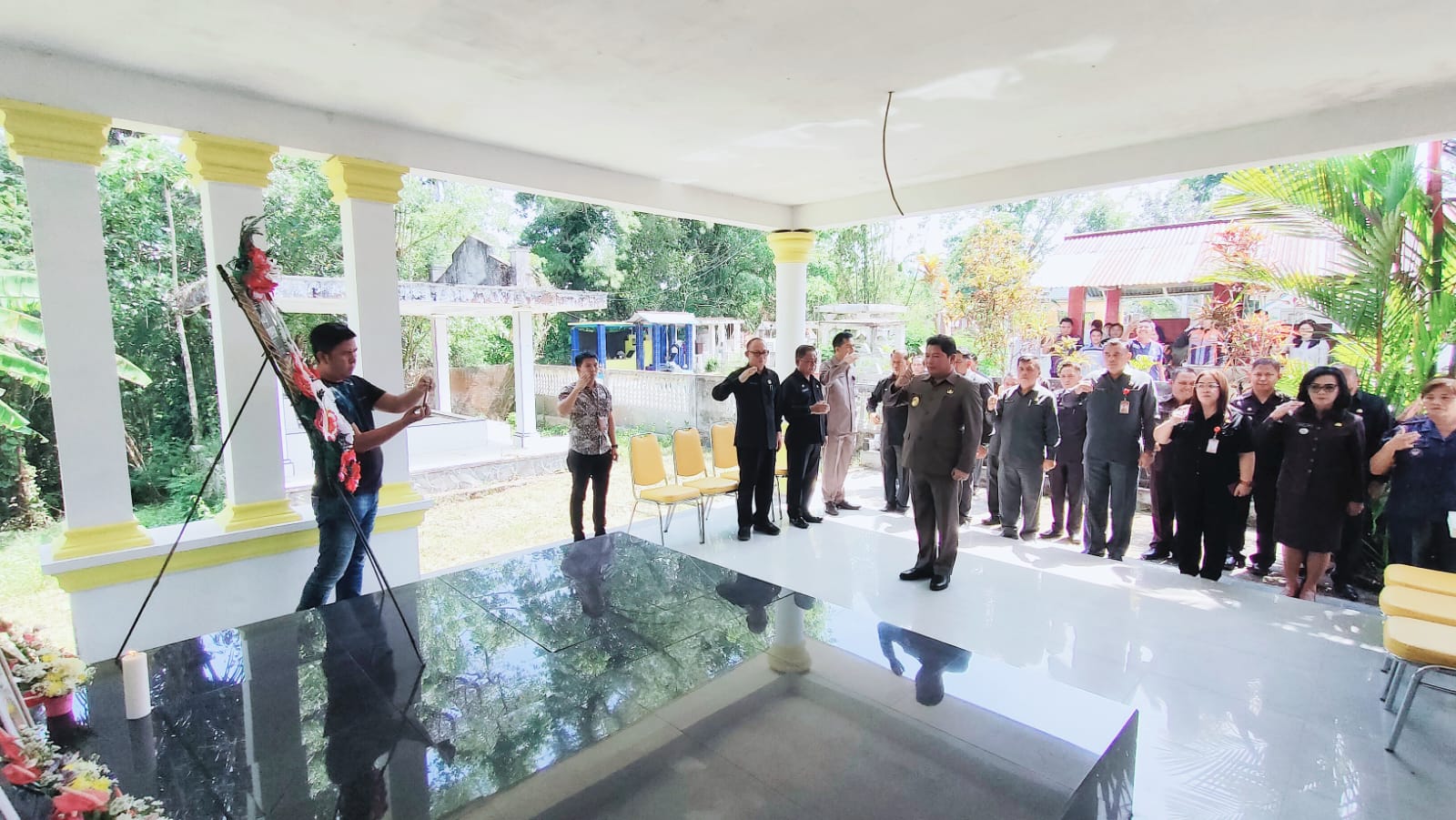 Pj Bupati Jemmy Kumendong Ziarah ke Makam Mantan Bupati Minahasa Vreeke Runtu dan Frits Sumampow