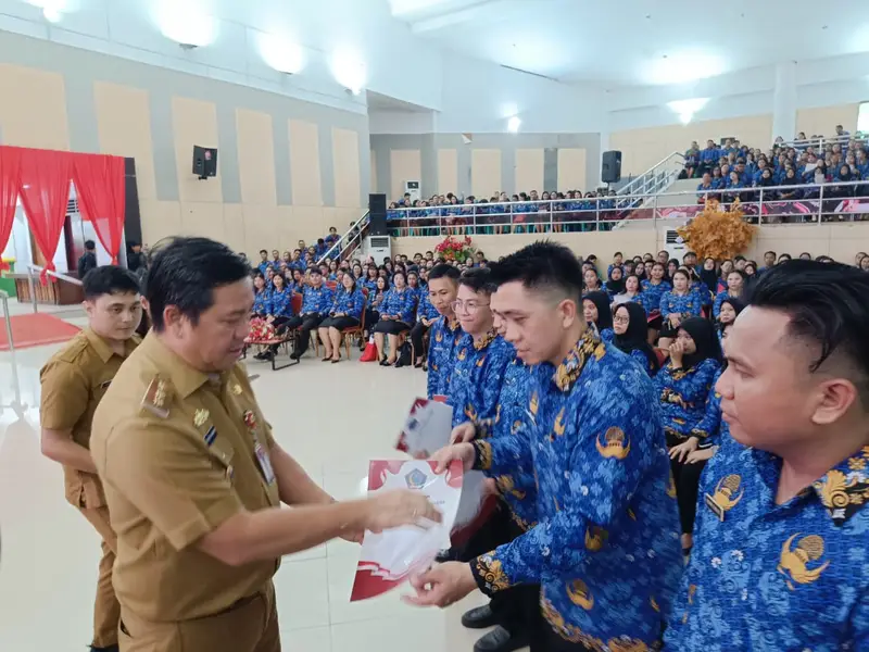 Serahkan Petikan SK Kepada 1.458 PPPK, Wagub Steven Kandouw Minta Stop Pinjol dan Judol