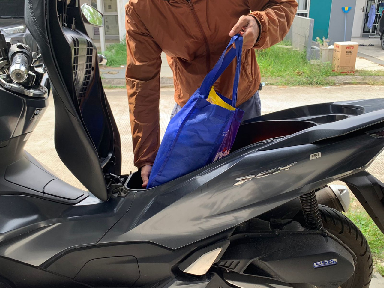 Aktivitas Kembali Padat, Simak 5 Tips Aman Membawa Barang dengan Sepeda Motor