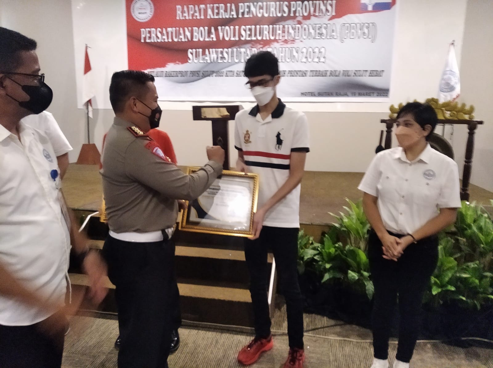 Jordan Susanto Dianugerahi PBVSI Sulut Piagam Penghargaan