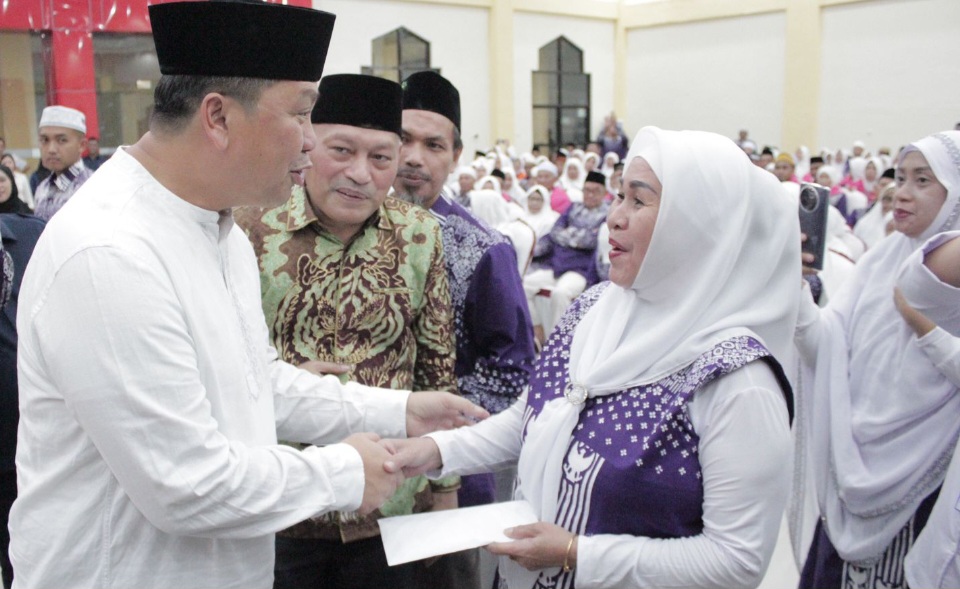 Wagub Kandouw Serahkan Tali Kasih Dalam Pelepasan Jemaah Haji Sulut