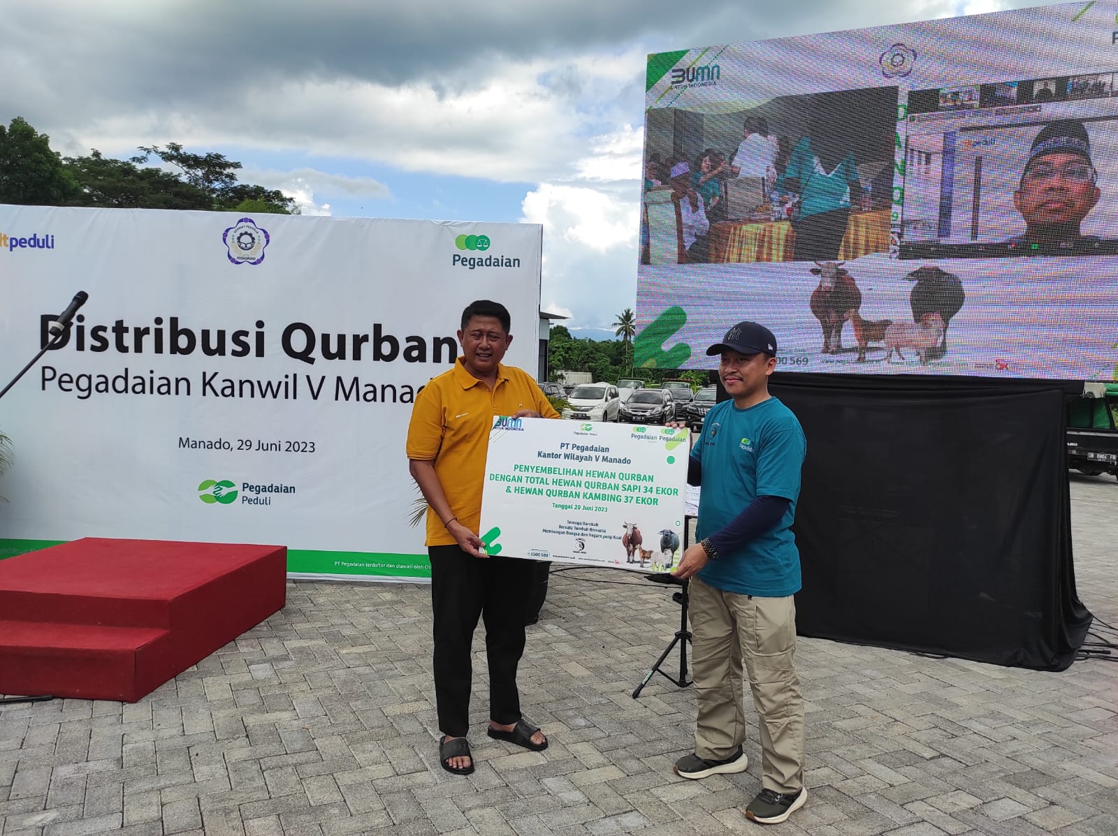 Pegadaian Kanwil Manado Berbagi, Kurbankan 71 Ekor Sapi dan Kambing untuk Kaum Dhuafa