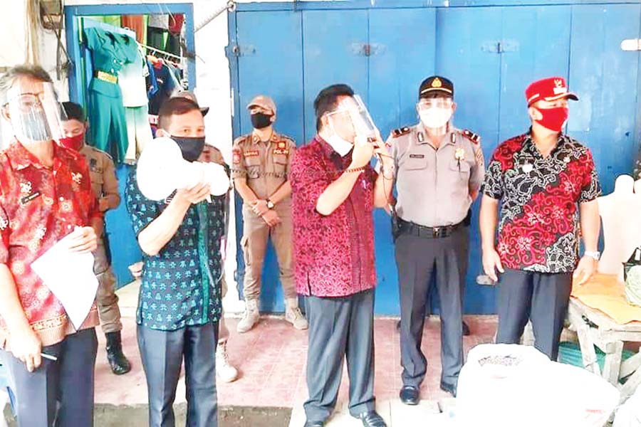 Pedagang Tolak Rapid Test, Satgas Covid Tutup Puluhan Kios di Langowan