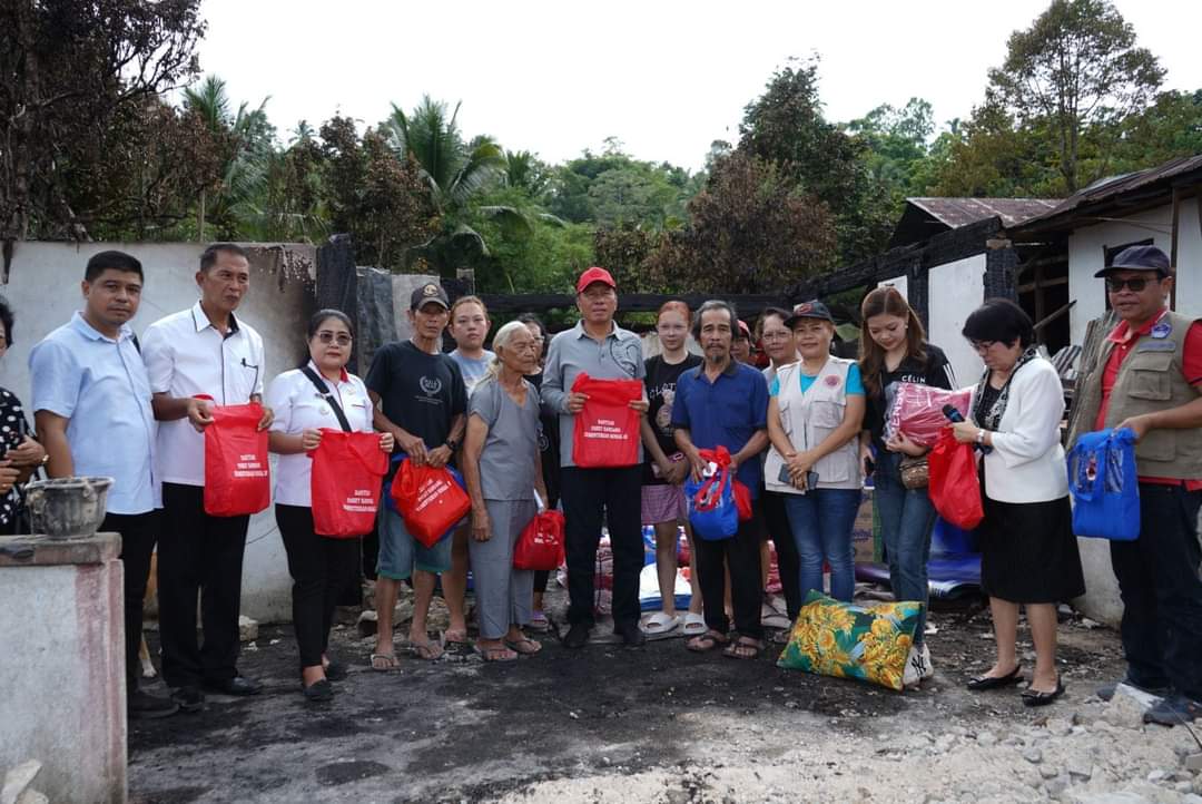 Bupati Minsel Tinjau dan Serahkan Bantuan Kepada Korban Kebakaran di Desa Tambelang 
