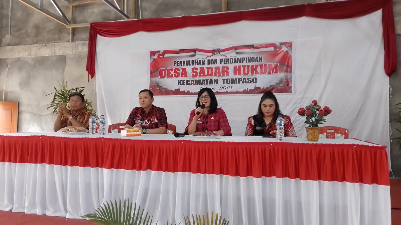Sekda Watania Bekali Perangkat Desa se-Tompaso Soal Kesadaran Hukum